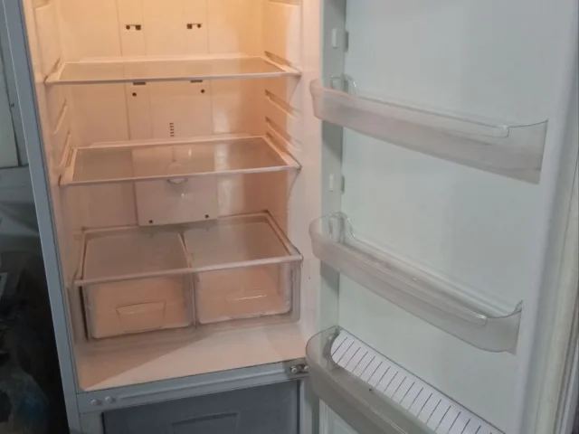 Фото: Продам холодильник Индезит но фрост сухой заморозки в рабочем состоянии не ржавый резинки целые15000 руб могу привезти
