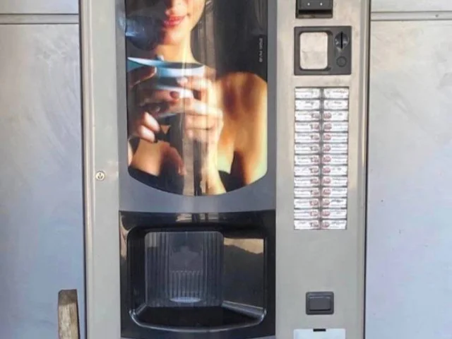 Фото: Продам напольный вендинговый б/у аппарат для приготовления горячих напитков (кофе в зёрнах) Bianchi BVM 952. Встроен экв
