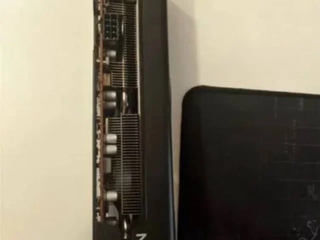 Фото: родам свою мощную видеокарту rx6600xt 8 gb,не майнилась,в любой игре держит температуру,15990₽ без торга,дам 2 недели на