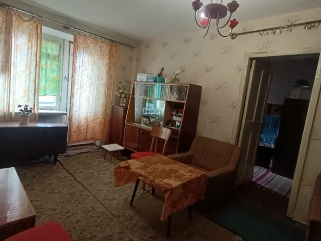 Фото: Продам 2-х ком.квартиру ж. м. Солнечный, р-н Исполкома, ул. Столяревского 28, 3/4, не угловая , окна дерево, сан узел со