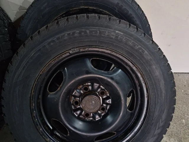 Фото: Продам зимнюю резину Nokian Tyres Hakkapeliitta 4, 215/60/R16 95T , остаток протектора 6,5 мм. Без порезов , шишек итд.