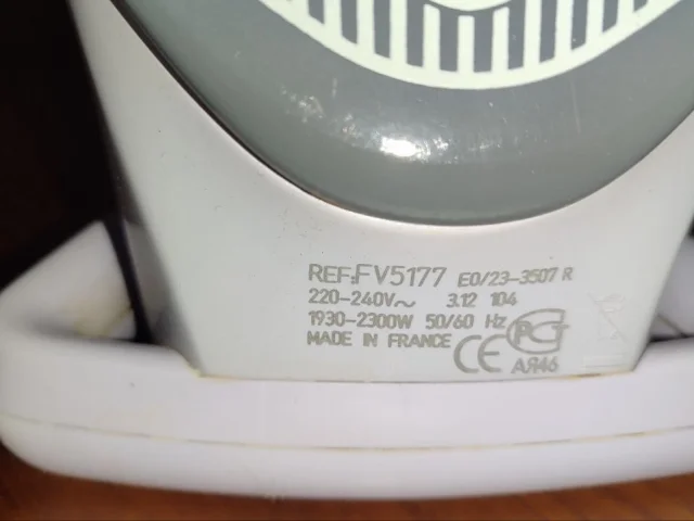Фото: Утюг Tefal FV 5177 c антипригарной накладкой на подошву для очень деликатных тканей, б/у, в нормальном рабочем состоянии
