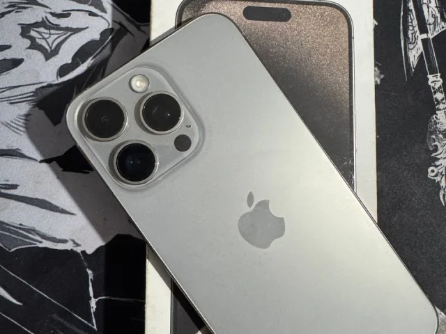Фото: Продаю свой iPhone 15 Pro Max с объёмом памяти 256 ГБ в сером цвете. Телефон в хорошем состоянии, экран и корпус без деф