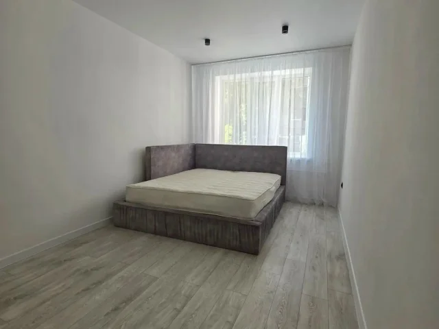 Фото: Продам 3 ком квартиру пр-кт Победы 18, 1/4, цоколь высок , не угловая.В квартире произведен качественный ремонт, окна пл