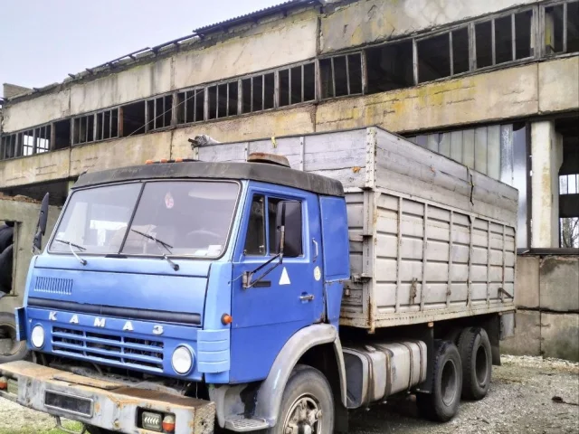 Фото: Продам КамАЗы, два в рабочем состоянии, один на разбор или под восстановление. документы есть.цена договорная.т