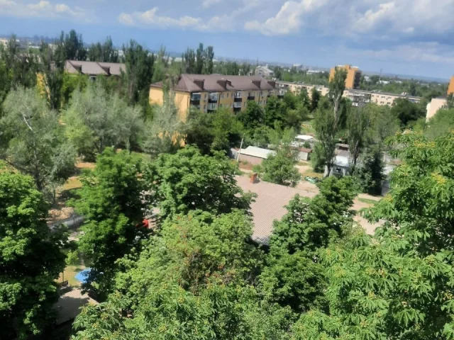 Фото: Продажа 1ккв с БОЛЬШОЙ КУХНЕЙ - 10м.кв. рядом со списком к морю. Квартира находится на 8 этаже 9ти этажного дома. Дом ра