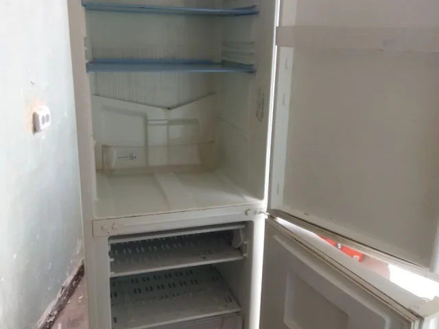 Фото: Холодильник INDESIT - 2500р (полностью рабочий, грязный, морозилка не закрывается, надо поменять резинку)