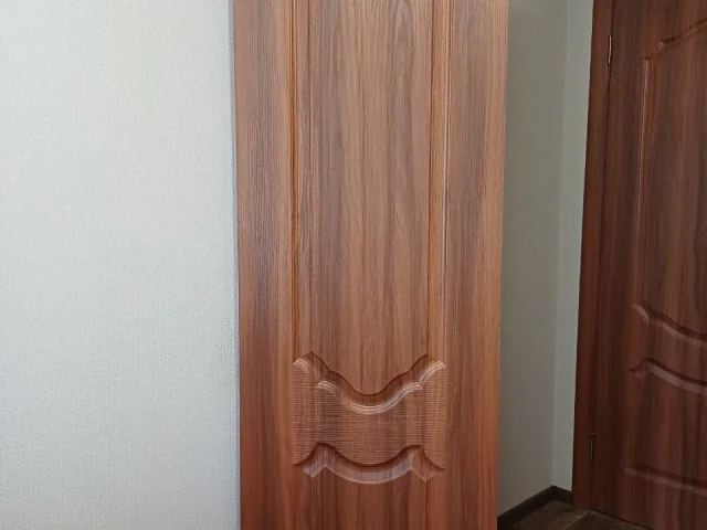 Фото: Продам 2 двери (новые). Высота 200 см, ширина 60 см. Цена: 1200 руб каждая. Самовывоз. Донецк, Калининский р-н. Тел: , А