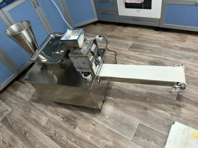 Фото: Продам пельменный аппарат QT80V в комплекте с формующей матрицей полумесяц 12-14 грамм. Цена 160.000 рублей. В пользован
