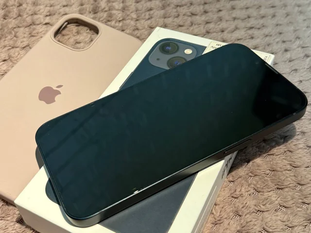 Фото: Продаю iPhone 13 4/128гб (Midnight / Темная ночь)