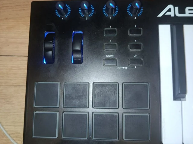 Фото: MIDI клавиатура/синтезатор Alesis V25
