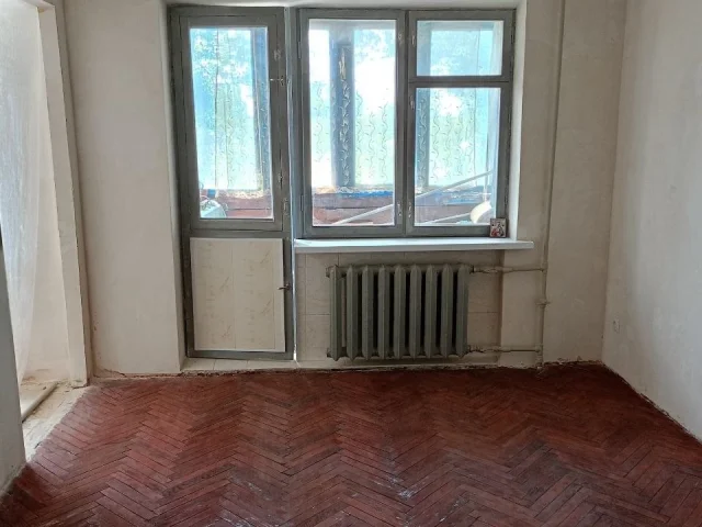 Фото: Продам 2-ком. кв-ру, ул. Нестерова 103, 3/5, р-он 14 и 16 школ, не угловая, 42,5 кв.м. - общая, комнаты раздельно. Окна 