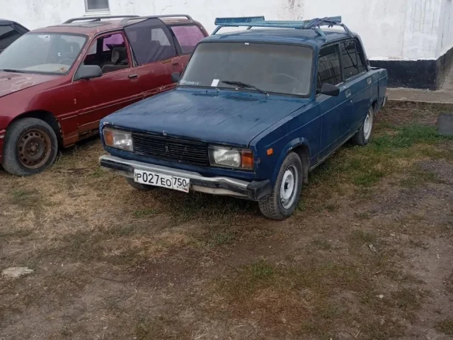 Фото: Продам ваз 2105.двигатель отличный.кпп 5 ступка.2002 год.1.5 бензин.цена 55 тыс рублей