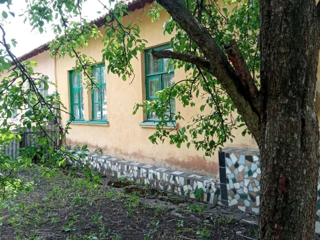 Фото: Продам1/2 часть дома в Макеевке, р-н МИСИ, газифицирован, есть земельный участок, 4 жилых комнаты, есть постройки. Ремон