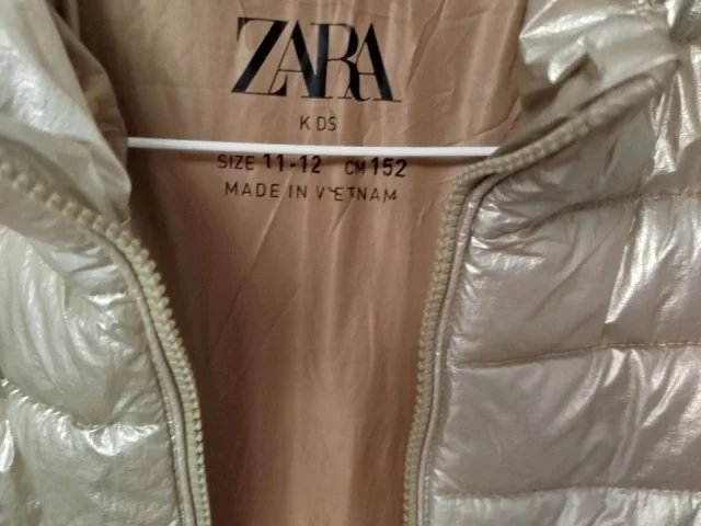 Фото: Продам жилетку на девочку, известной фирмы Zara. На рост 152 см,, 11-12 лет. Маломерит! Длина от воротника 65 см, ширина