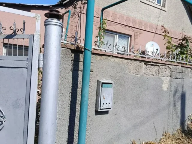Фото: Продается дом в г.Волноваха по ул.Киевской ;в доме 2 скважины одна для полива другая в доме,есть колодец,газ.Общая площа