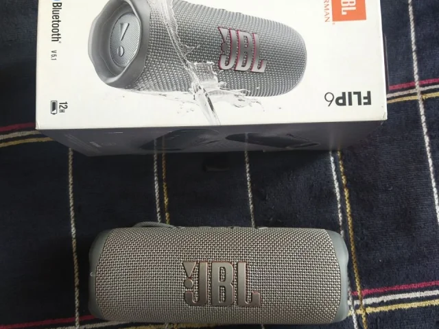 Фото: Оригинальная колонка jbl flip 6, аккумулятор держит отлично, состояние хорошее,звучание на высоте