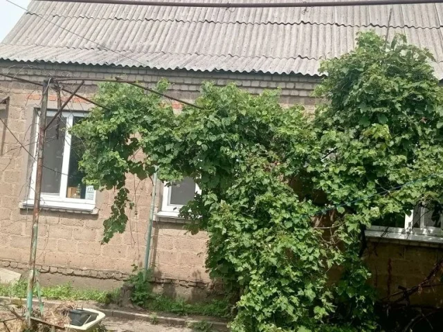 Фото: Луганск, продам дом 1,5 этажный, переулок 5-й Славянский, Ленинский район, площадью 147 м.кв. Участок 6 соток. Дом из шл