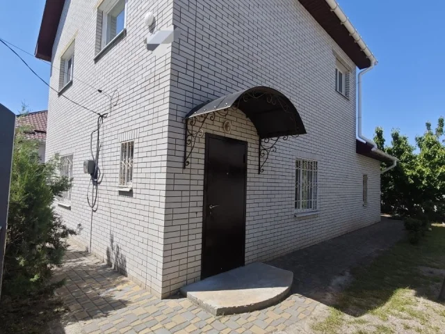 Фото: В городе Бердянск продается комфортабельный жилой дом, построенный недавно. Площадь объекта составляет 99 м². В собствен