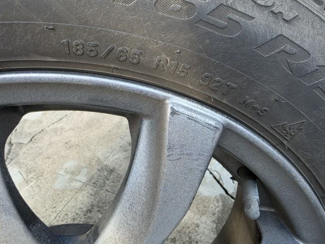 Фото: Продаю комплект зимней резины на дисках. Pirelli Winter Zero 240 185/65 R15 92T