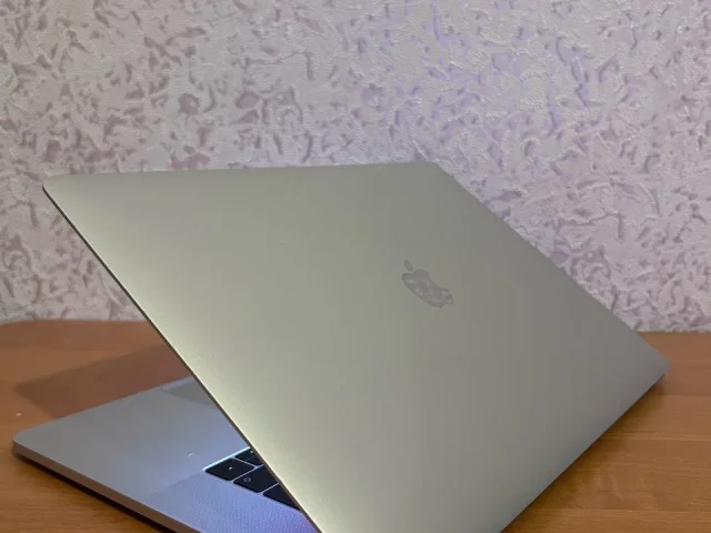 Фото: MacBook Pro 15″ (2018) i7, 16/256гб, 2 видеокарты и небольшой нюанс (желтое пятно при максимальной яркости)