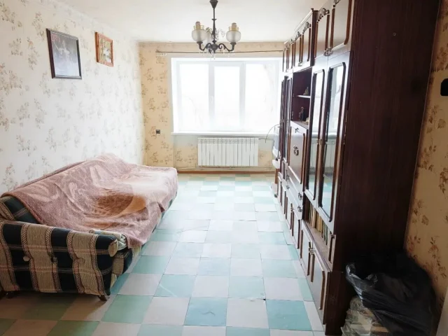 Фото: Продам 3-комнатную квартиру в Докучаевске, 58 кв. м  Продаётся светлая трёхкомнатная квартира