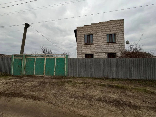Фото: Продам 2-х этажный дом в Новопскове, общей площадью 100 кв. м на участке 32 сотки. В доме есть все коммуникации: газ,эле