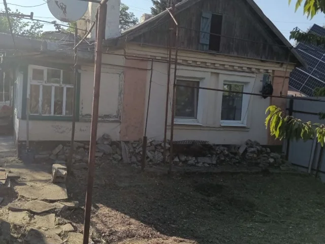 Фото: Продам дом , Новоселовка,район рынка Эдельвейс площадь ,40,2 кв,кирпичный,газовле отопление,туалет и душ в доме,окна пла