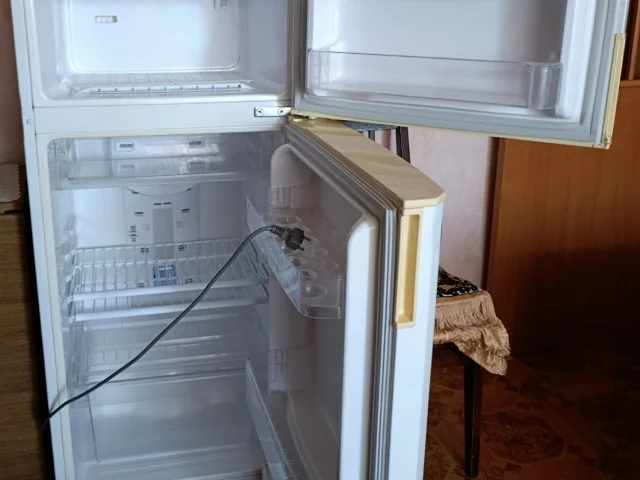 Фото: Продам холодильник б/у в рабочем состоянии.Цена 7000 рублей