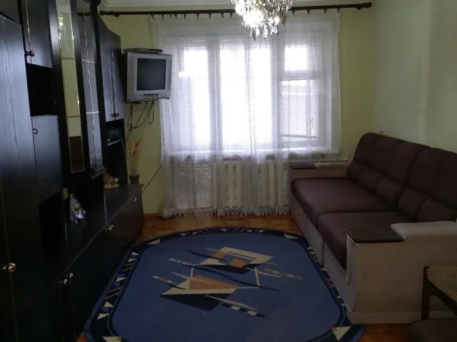 Фото: Сдам двухкомнатную квартиру в г.Мелитополь по проспекту в районе кафе ФлёрДелис на долгий срок, 1 этаж с пристройкой и п