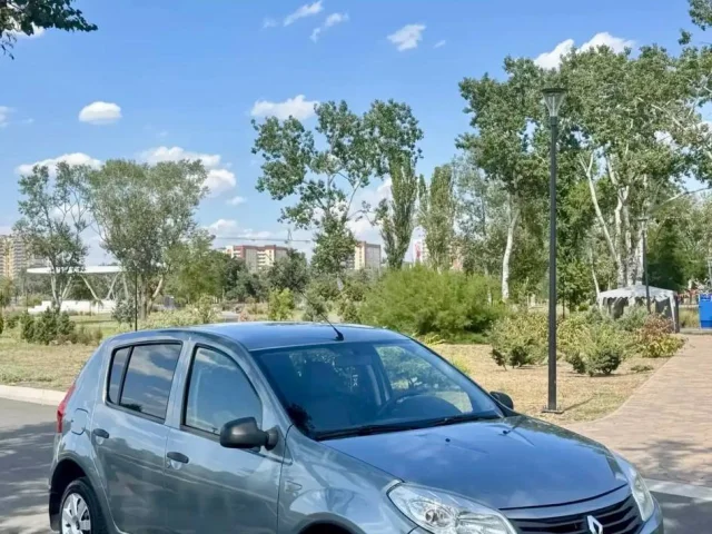 Фото: Renault Sandero 2010 года, пробег 161.688 км, двигатель самый надежный в линейке 1.4 8V, механика. Машина в Мариуполе, ц