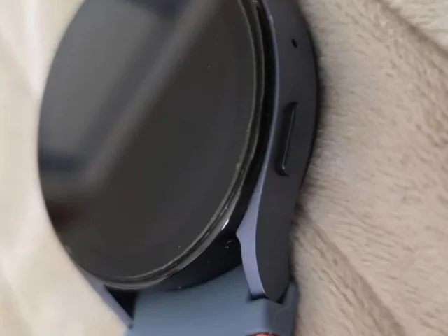 Фото: Смарт часы Samsung Watch 5 в отличном состоянии, полный комплект + несколько ремешков, 2 защитных бампера. На экране защ