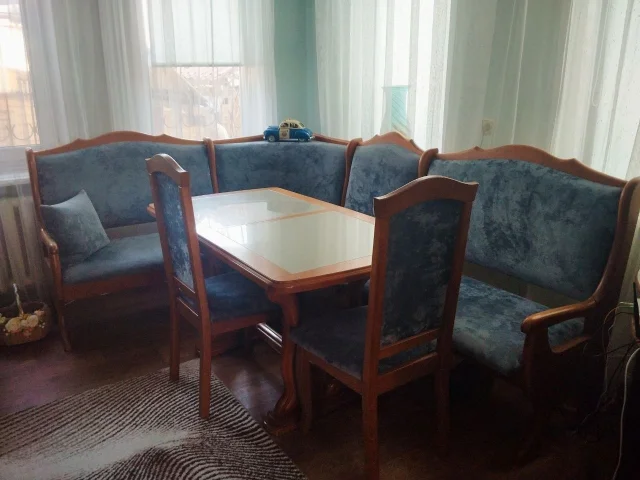 Фото: Продам дубовый набор мебели, уголок 2 на 3 с тремя глубокими нишами. Стол столешница мрамор,+ вставная часть. 2 стула. Ц