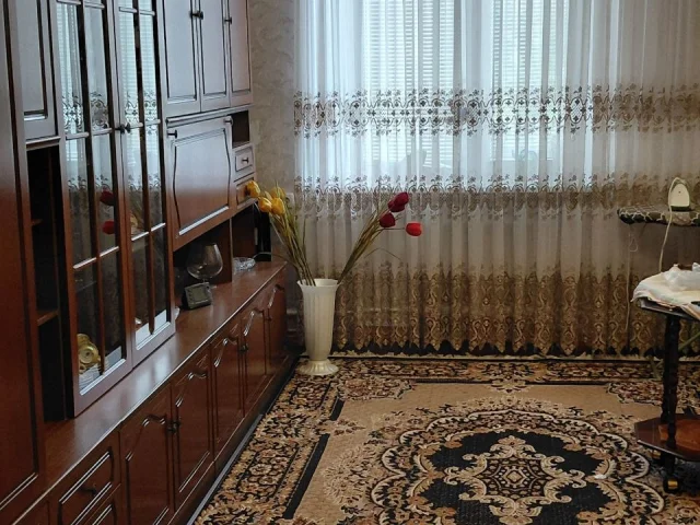 Фото: Продается 3 к"сталинка" в центре города.Ориентир Первая  городская больница ,Грин Плаза.Состояние нормальное жилое,3/4 э