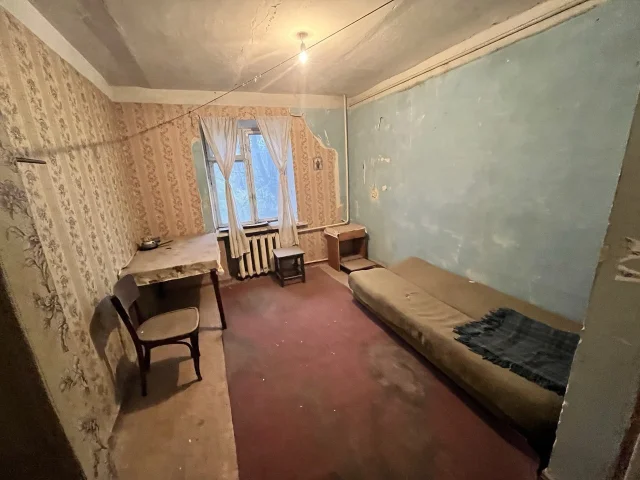 Фото: Продам комнату в коммунальной квартире 8,4 кв. м., г. Луганск, кв. Гаевого (р- н бывшего кольца), на 3/5 этаже. Комната