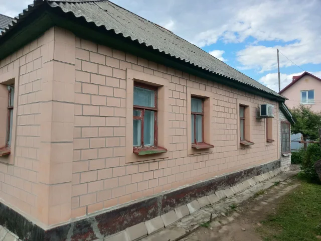 Фото: Продам дом в центре г. Луганска, ул. Челюскинцев (р- н 17 школы), площадь 62 кв. м. В доме: 2 изолированные и 1 проходна