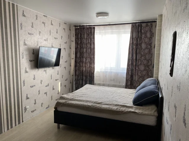Фото: Сдаю однокомнатную квартиру 40.0 м², этаж 3/8, Ворошиловский район, Крытый рынок 🏠