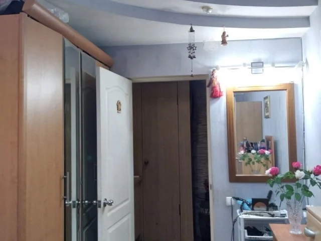 Фото: Продам 4 ком., кв- ру, ул. Остапенко 76, 2/5. Обшая площадь 66,7 кв. м. Квартира не угловая, с хорошим ремонтом, окна пл