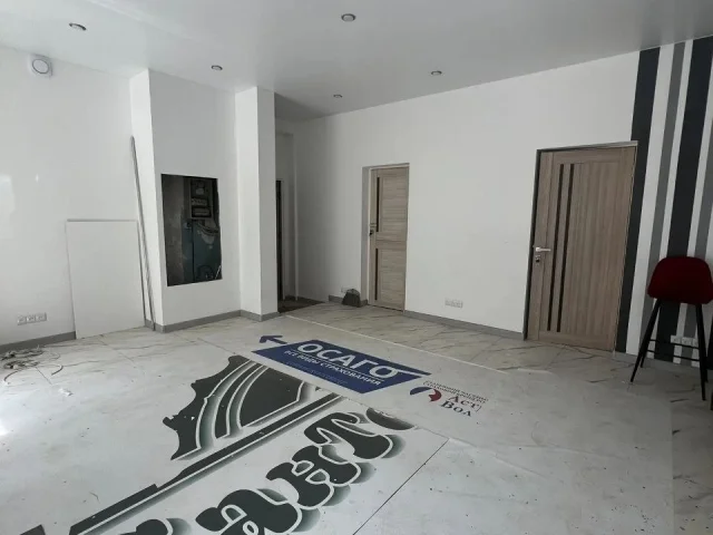 Фото: Продам коммерческое помещение в Луганске на кв.ЯКИРА,первый этаж 130 кв и подвальное помещение 250 кв