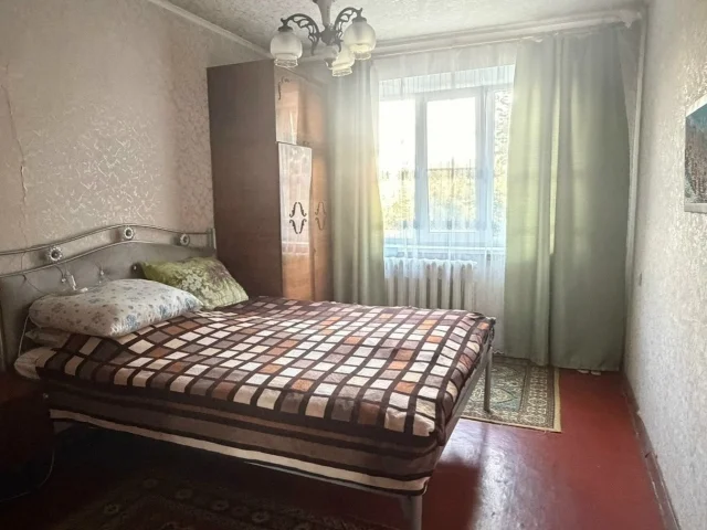 Фото: Продам 4-х ком.кв-ру, ул. Москаленко 9, 2/9. Квартира очень теплая , планировка раздельная, общая площадь 83кв.м. Окна ч