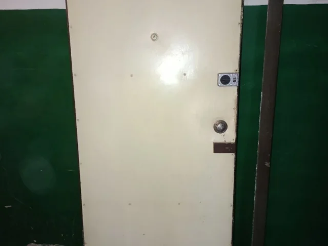 Фото: Продам входные металлические двери, б/у, утеплённые внутри пенопластом. Высота 200 см, ширина 80 см