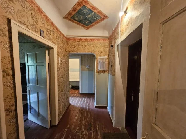 Фото: Продам 2-х ком. кв-ру ул. Валуйская 11 2/2. Не угловая, крыша не течет. Установлена новая входная дверь, окна пластик. В