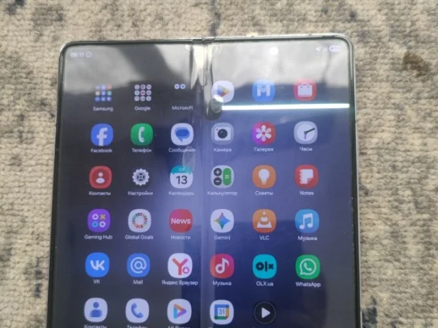 Фото: Продам довольно редкий телефон Samsung Galaxy Z Fold 5 12/1 TB на 2 Sim. Цвет Azure Blue. Телефон книжка. По состоянию е