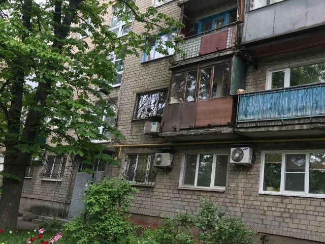 Фото: ❗️ПРОДАЖА❗️центр Донецка, двушка брежневка. Кирпичный дом, огромные окна, стоянка во дворе. Состояние жилое. Вода без пр