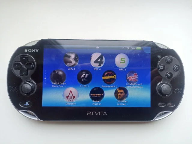 Фото: Playstation Vita. Прошита, игры можно установить по wi-fi. Карта памяти 64 gb, установлено более двадцати игр. В комплек