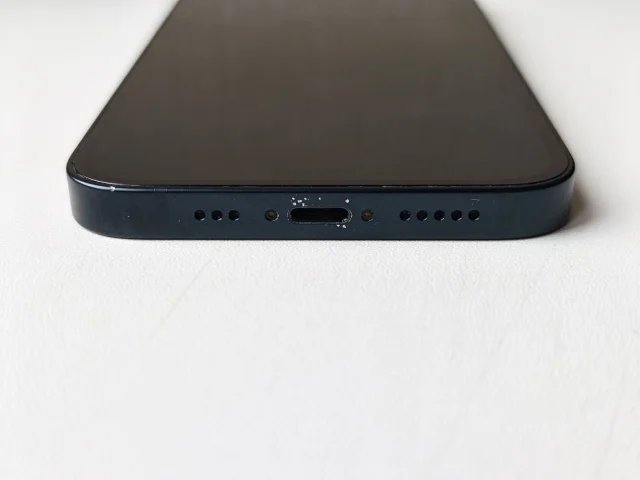 Фото: Продам Iphone 13 (128gb) в хорошем состоянии, экран и задняя часть без трещин, имеются небольшие сколы краски на камерах