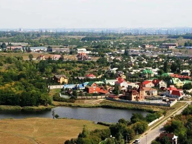 Фото: Продается участок в элитном и живописном районе Калинкино : стройте свой дом мечты на 10 сотках среди респектабельных со