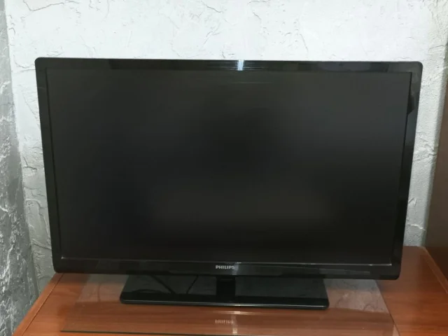 Фото: Луганск,продам жк телевизор PHILIPS 32" ,не смарт!,разъемы тюльпан,скарт, читает флешки,не ремонтировался,не вскрывался,