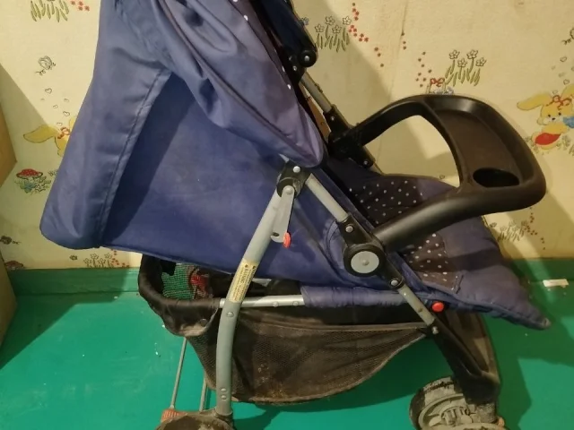 Фото: Продам коляску прогулочную СРОЧНО, центральный район, три положения спинки, складывается для хранения или транспортировк