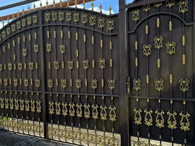 Фото: Продам ворота и калитку, ворота 3м, калитка 86см, высота 230. Без столбов